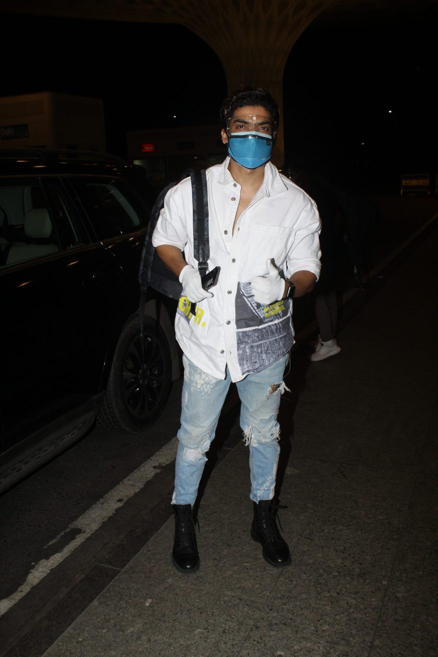 Gurmeet Chaudhary spotted at the airport. (Image: Viral Bhayani) Gurmeet Chaudhary spotted at the airport. (Image: Viral Bhayani)