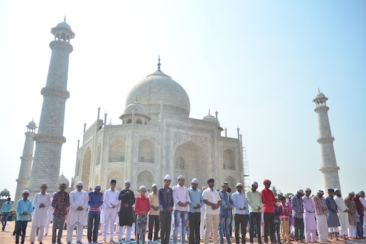 उत्तर प्रदेश के आगरा में ताजमहल में ईद के मौके पर नमाज अदा करते लोग।  (फाइल तस्वीर; शटरस्टॉक)