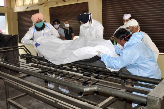 Health workers carry the body of former minister of state for external affairs RL Bhatia. (PTI)