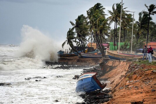 15 मई को केरल के तिरुवनंतपुरम में अरब सागर में चक्रवात तौके के बनने के कारण खराब समुद्री मौसम की स्थिति। (छवि: पीटीआई)