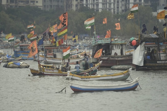 15 मई को महाराष्ट्र के मुंबई में अरब सागर में चक्रवात तौकता के गठन के कारण बधवार पार्क घाट पर मछली पकड़ने वाली नौकाएं लंगर डाले हुए हैं। (छवि: पीटीआई)