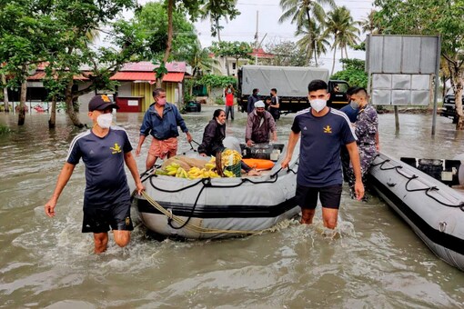 Naval officers from INS Dronacharya undertake rescue operation after heavy rain at Chellanam panchayat in Ernakulam district, Kochi. 