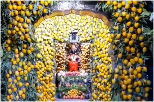 Mango decorations in Pandharpur temple | Image credit: Twitter