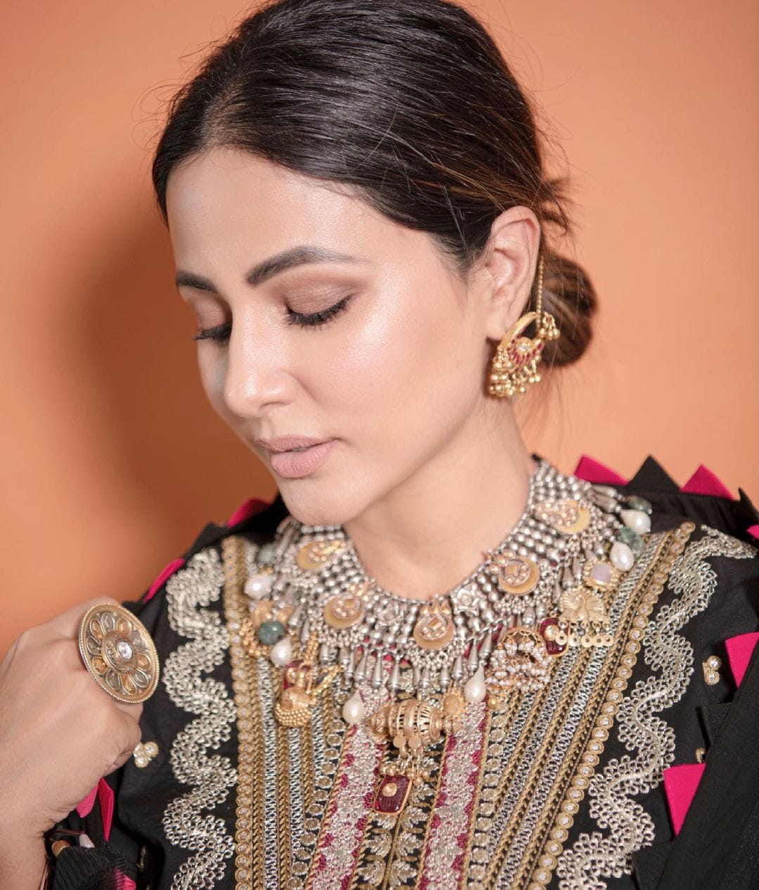 Hina Khan Shares Regal Photos In Black Kurta, Pants And Dupatta, See Her Stunning Pics - Photogallery