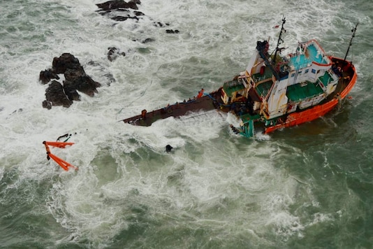 Indian Navy helo presses into action to support rescue ops of Indian flagged Tug Coromondel Supporter XI adrift North West of New Mangalore in Karnataka. (Image: Indian Navy)