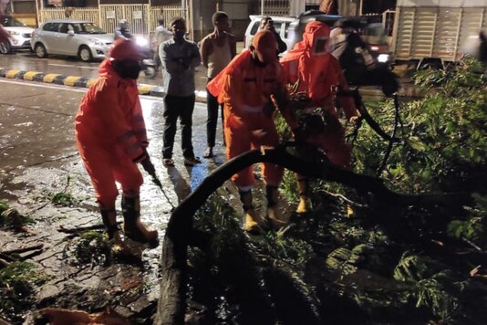 Dahisar 5 NDRF team clearing Chatrapati shivaji road to bring Mumbai back on the wheel.