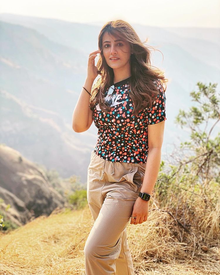  Nupur Sanon poses atop a hill in her casual clothes. (Image: Instagram)