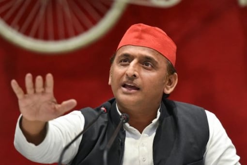  Akhilesh Yadav went to Medana hospital immediately after arriving from Delhi to inquire about Khan's health.