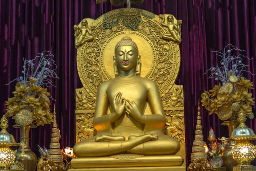 Golden statue of Gautam Buddha at a Buddhist temple at Mulagandhakuti vihara, Sarnath, Varanasi. (Image: Shutterstock)