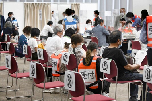 Japanese citizens waiting for the Covid-19 vaccine (Photo Credit: AP)