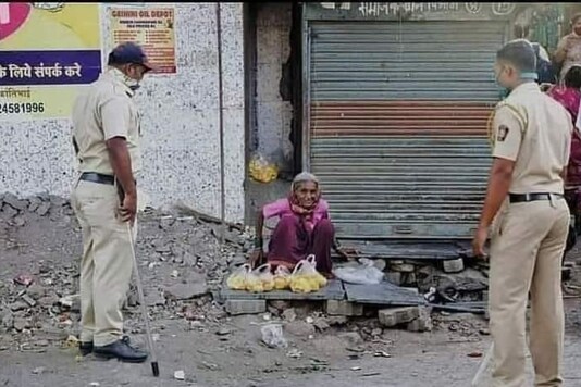 Mumbai cop helps elderly woman. 
(Credit: Twitter)