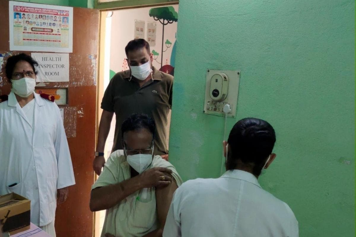 Read more about the article Hyderabad NGO’s ‘Vaccination on Wheels’ is Serving to Hawkers, Homeless Get the Covid-19 Jab