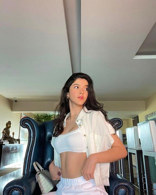  Shanaya Kapoor is seen flaunting her toned abs in the pictures. In an adorable turn of events, her father Sanjay Kapoor commented: "Can you give me those abs" (Image: Instagram)