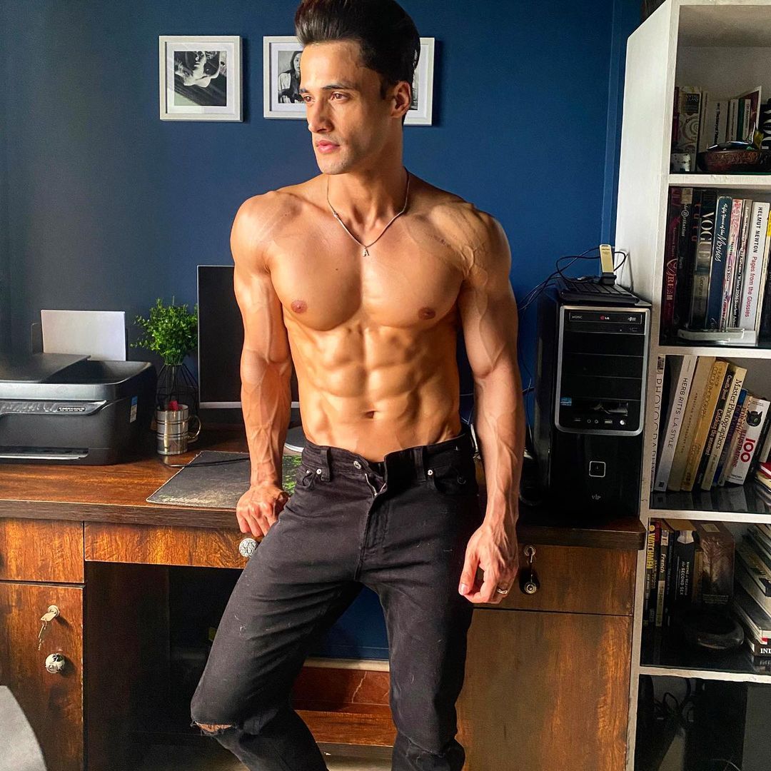 Asim Riaz Stuns Fans With His Chiselled Six-Pack Abs, See The Bigg Boss ...