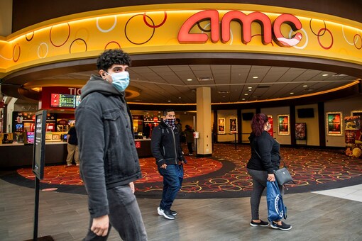 FILE PHOTO: People wear face masks as they walk by a movie theater in Newport, New Jersey, US. 

REUTERS/Eduardo Munoz/File Photo