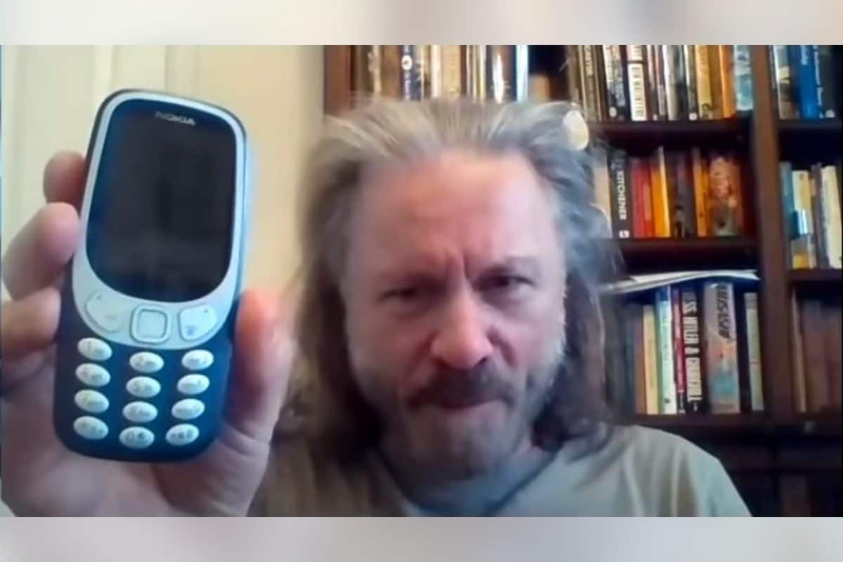 Iron Maiden Lead Vocalist Bruce Dickinson Has Finally Got a Smartphone, Says 'Life Will Suck Now'