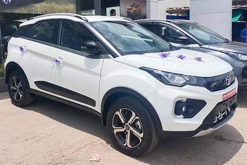 2021 Tata Nexon Gets Updated with New 16-inch Five-Spoke Alloy Wheel ...