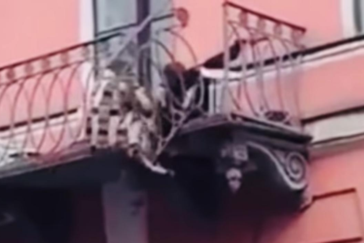 25 Foot Fall WATCH: Russian Couple Takes Arguing to New Low, Suffers 25-feet Fall ...