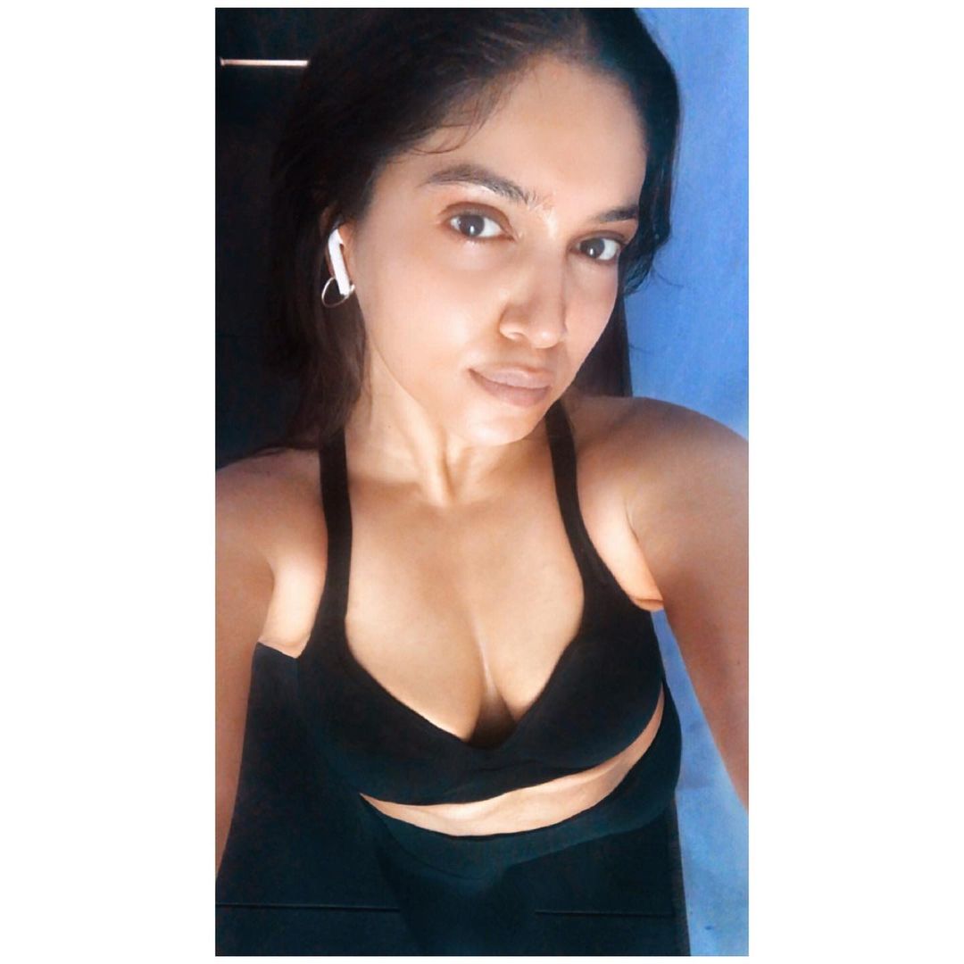  Bhumi Pednekar looks hot as she takes a selfie after a workout session. (Image: Instagram)
