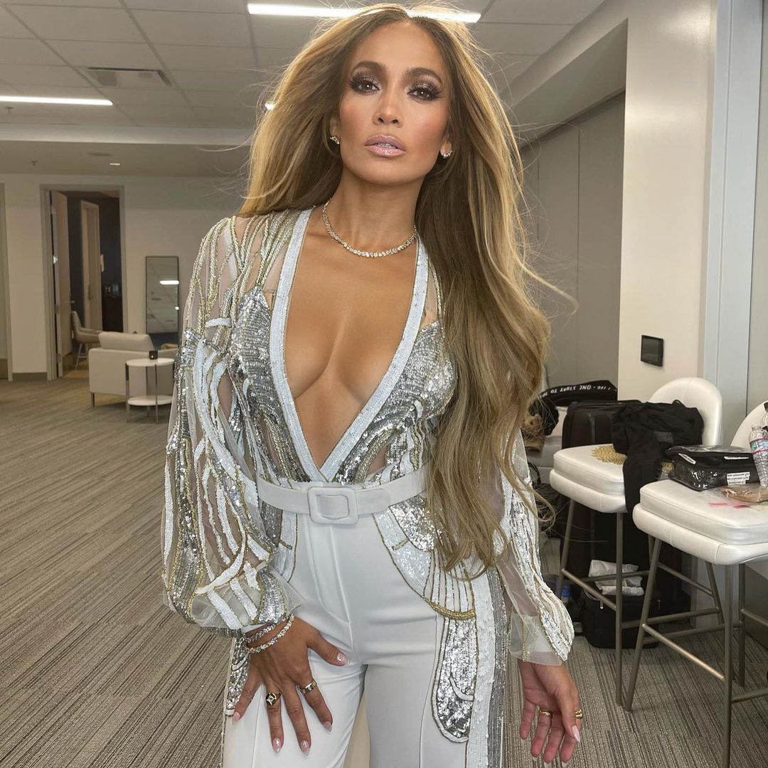  Jennifer Lopez shows off her toned body in a cleavage revealing dress. (Image: Instagram)