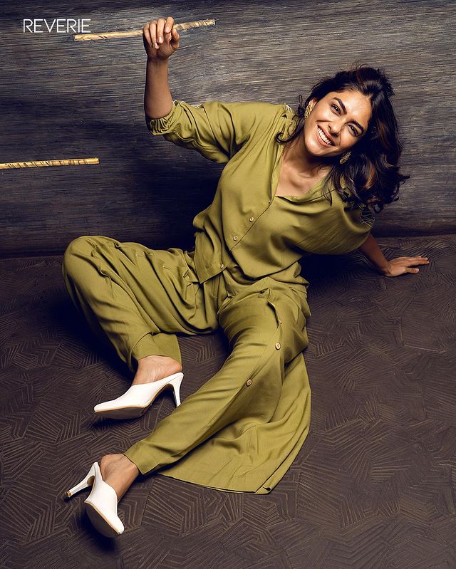 Mrunal Thakur Shows Off Her Curves, Looks Super Hot In Sexy Pictures ...