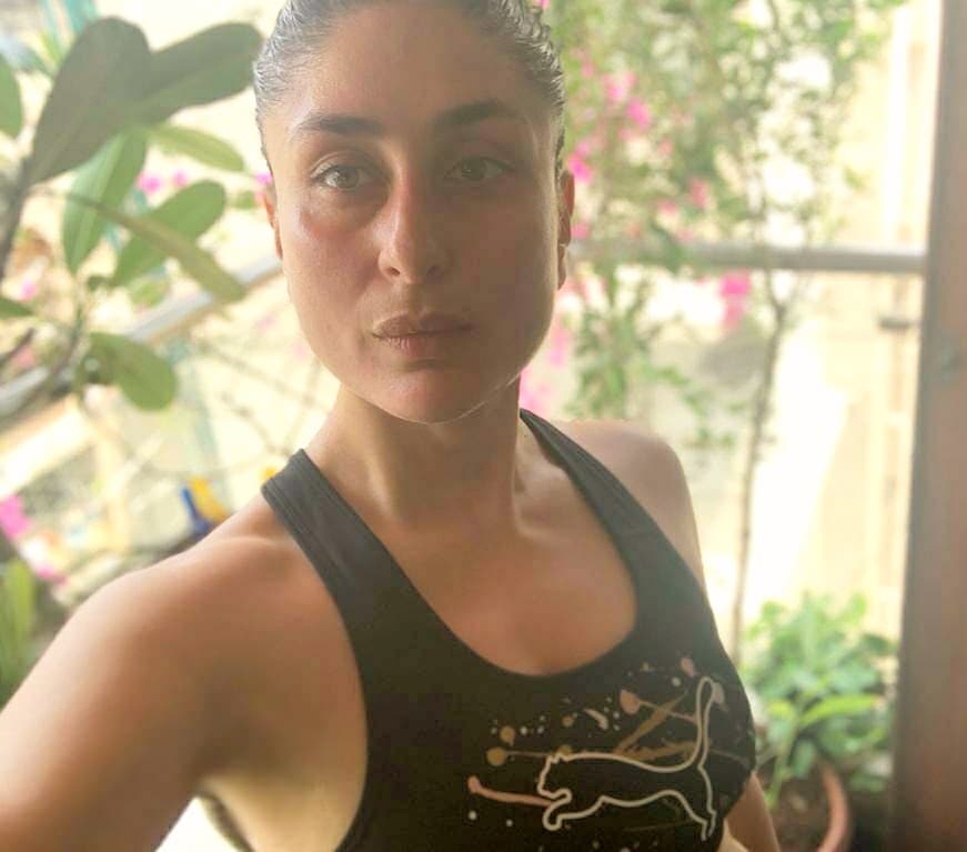  Kareena Kapoor shows off her fit body in this selfie. (Image: Instagram)