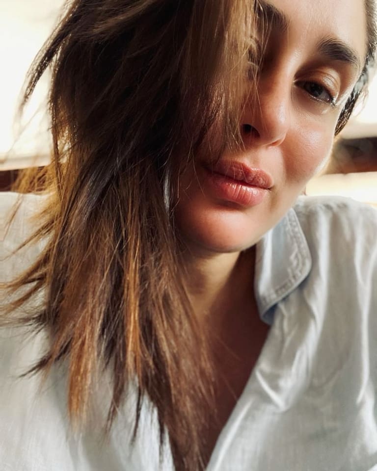  Kareena Kapoor Khan looks dewy-faced in this selfie. (Image: Instagram)