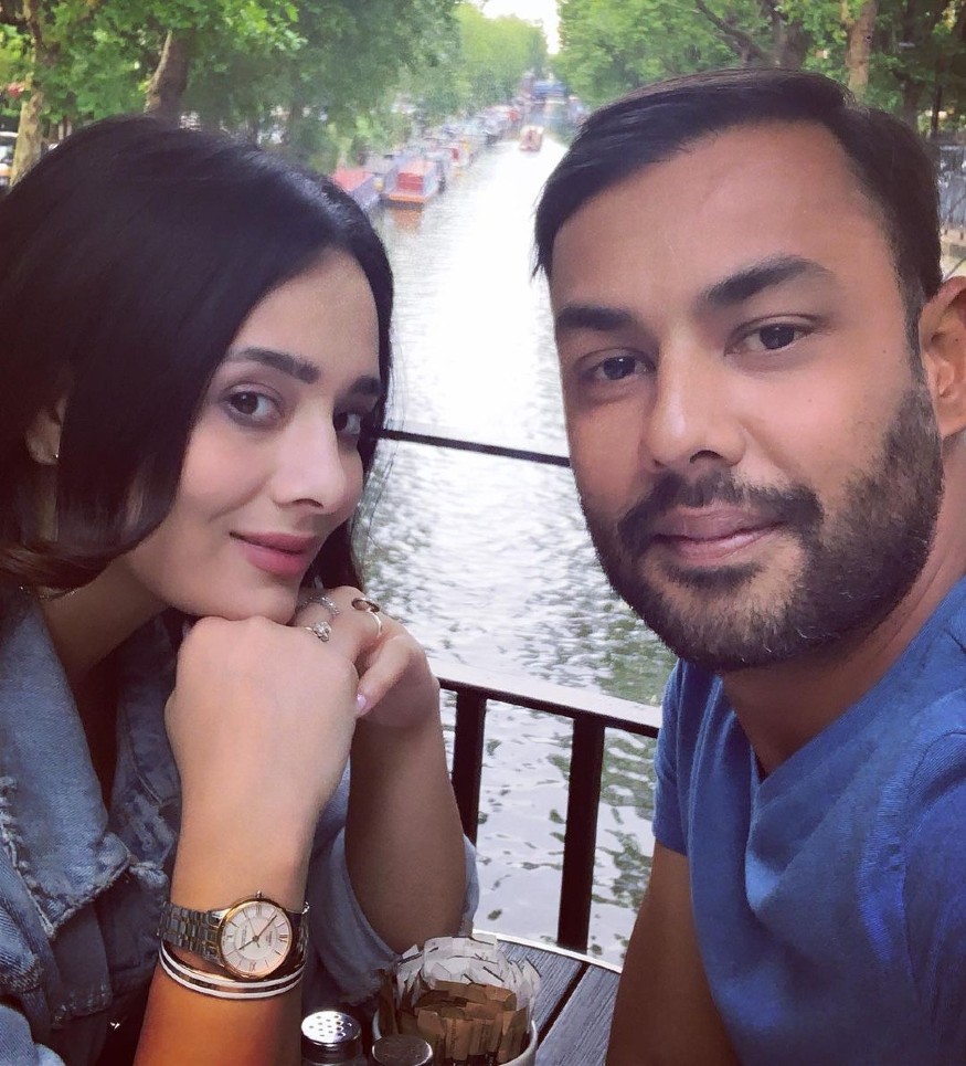 Dinner by the beach! Mayanti and Binny clicked together while enjoying their dinner at a beautiful location near a beach. (Image: Instagram)