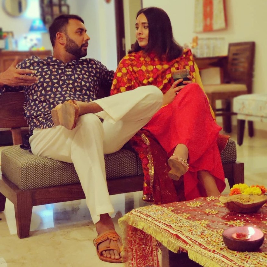 Couple Conversations! Binny and Mayanti look completely engrossed in their conversation. (Image: Instagram) Couple Conversations! Binny and Mayanti look completely engrossed in their conversation. (Image: Instagram)