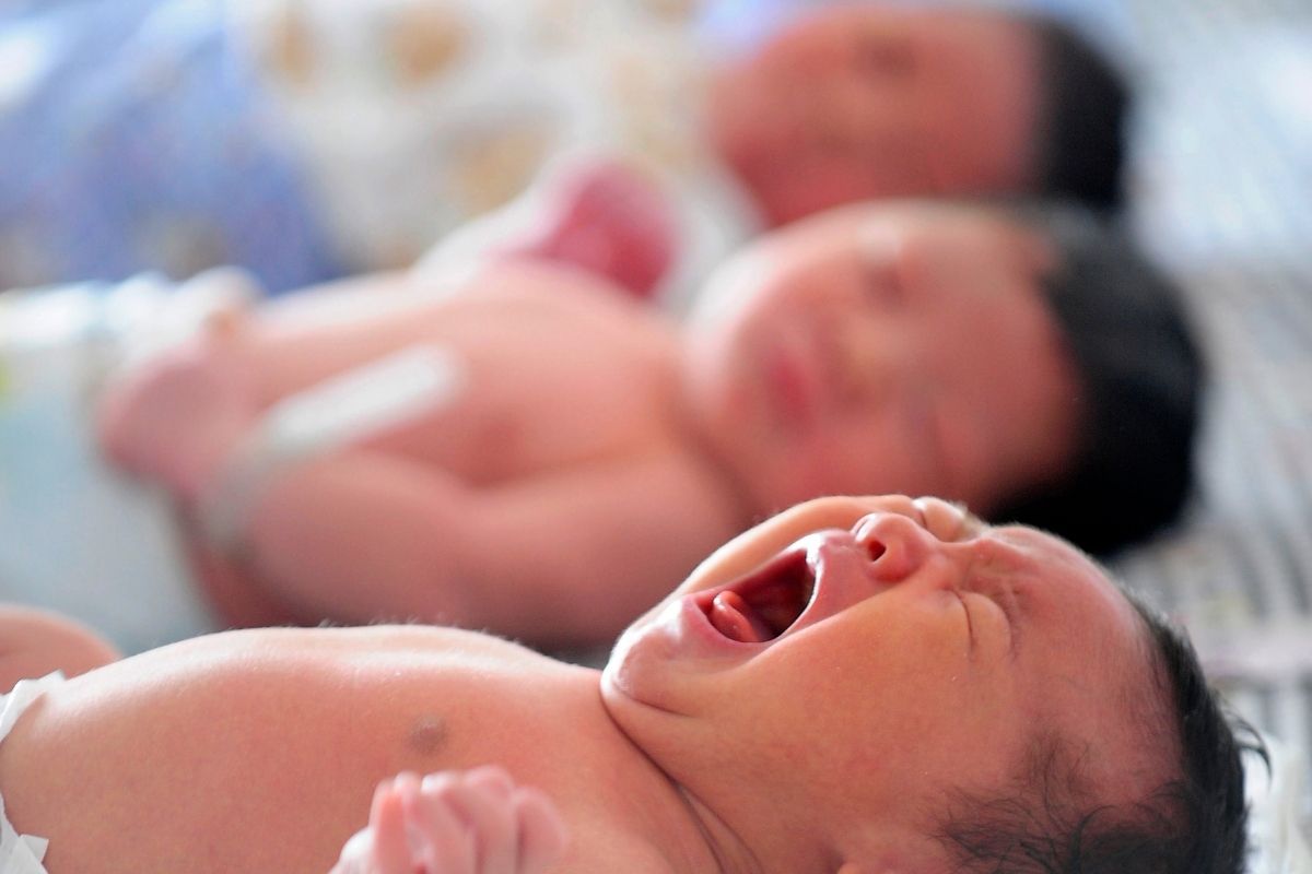 Новорожденные дети в Казахстане