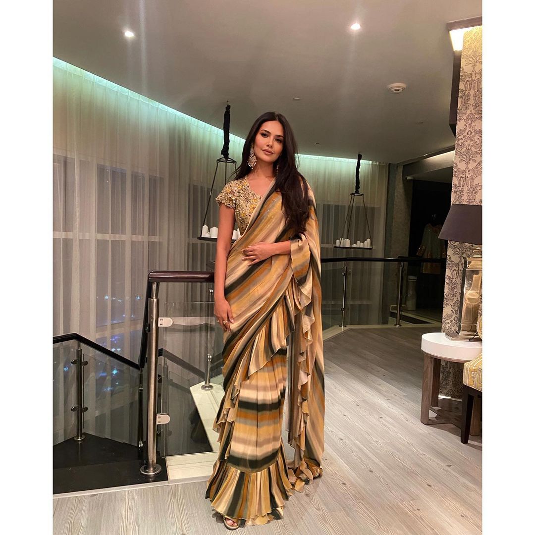  Esha Gupta looks etehreal in the striped saree. (Image: Instagram)