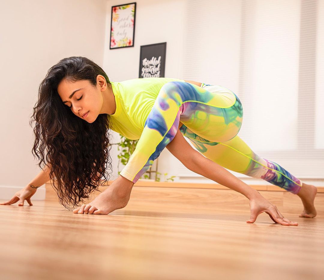 Amruta Khanvilkar Amazes Fans With Her Fitness See Photos Of The Actress Doing Yoga News18 