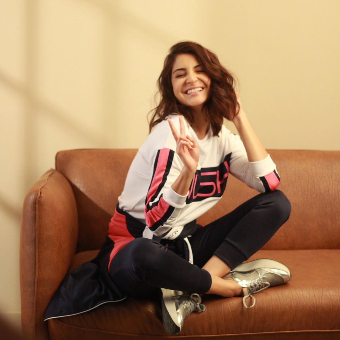  Anushka Sharma keeps it chic in the sweatshirt and leggings. (Image: Instagram)