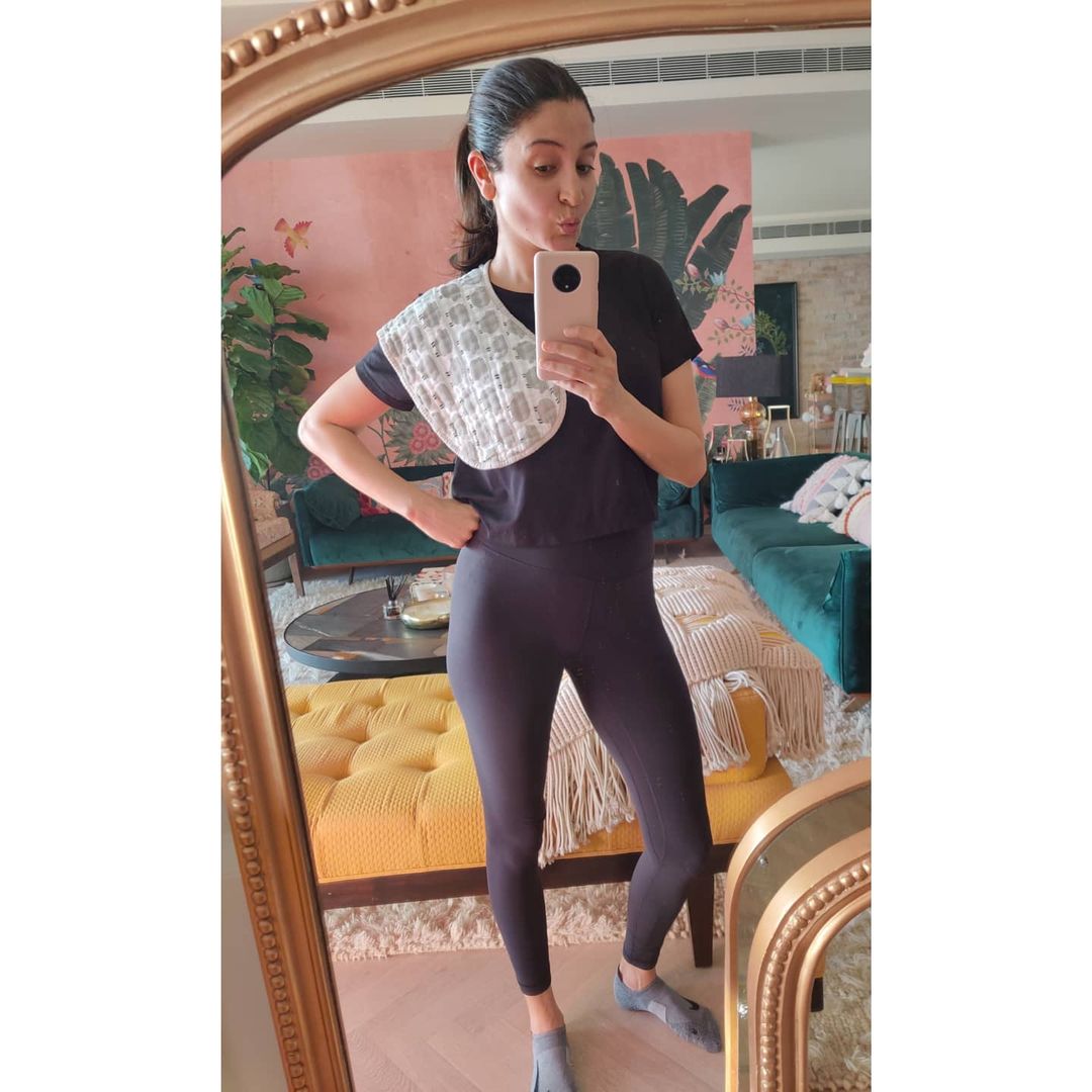  Anushka Sharma shows off her fit body in the leggings and crop top look. (Image: Instagram)