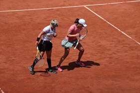 French Open 2021: Iga Swiatek, Bethanie Mattek-Sands Save Seven Match Points to Beat 1st Seeds