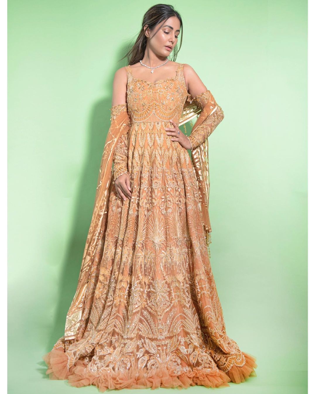 Hina Khan looks regal in the floor-length anarkali suit. 