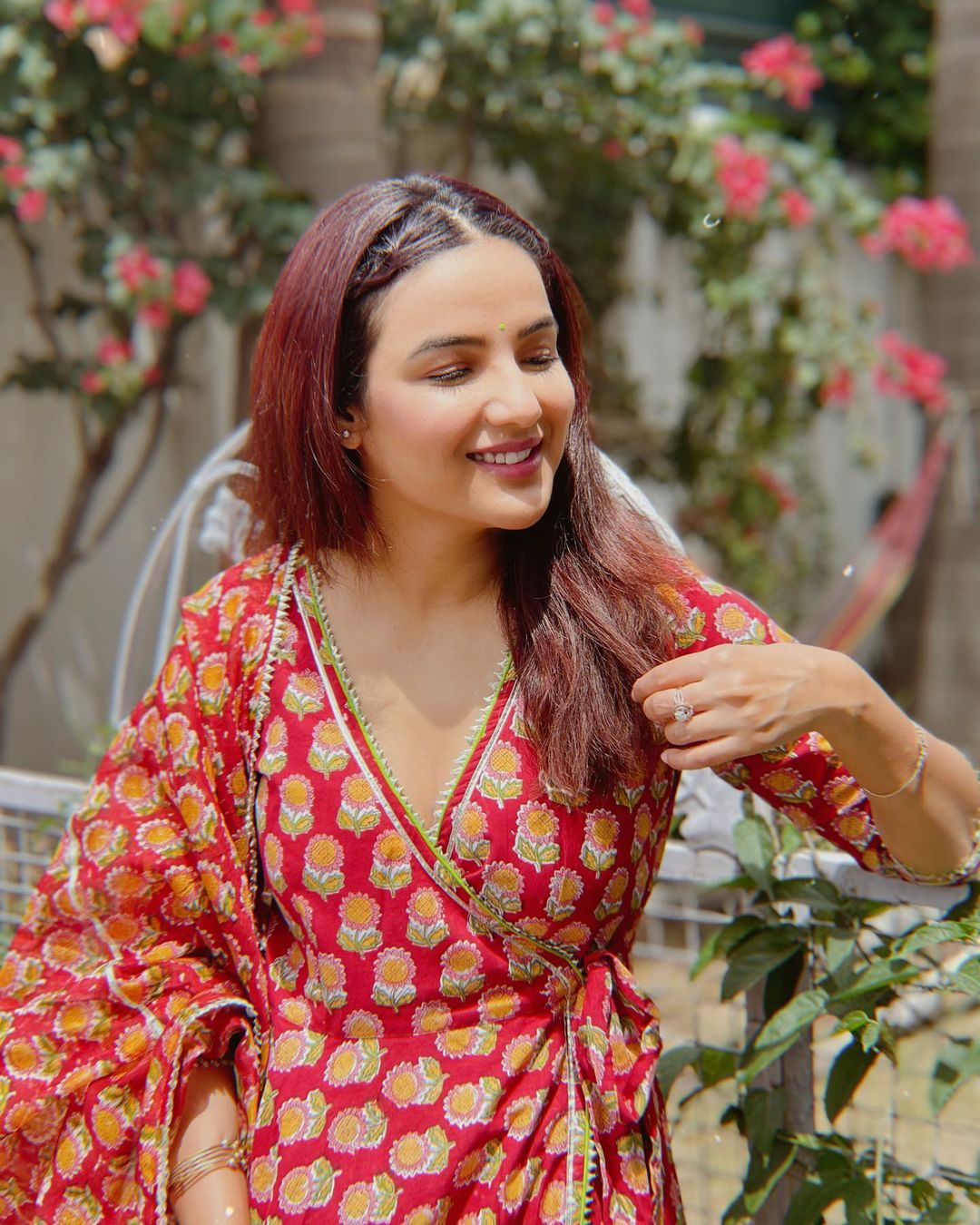 Jasmin Bhasin Sparkles In Blue Lehenga, See The Diva Look Spectacular