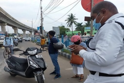 2 Bengal Youth Arrested for Threatening, Abusing Traffic Cop Who Asked Them to Show Driving Licence
