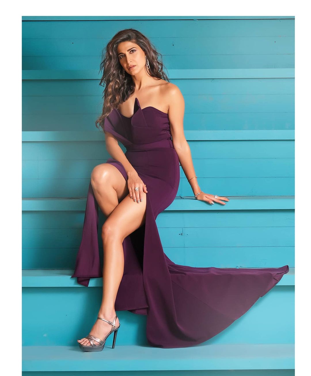  Aahana Kumra looks glamorous in the purple gown. (Image: Instagram)