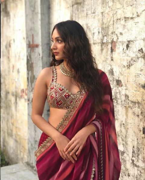 Kiara Advani looks sexy in her red saree.