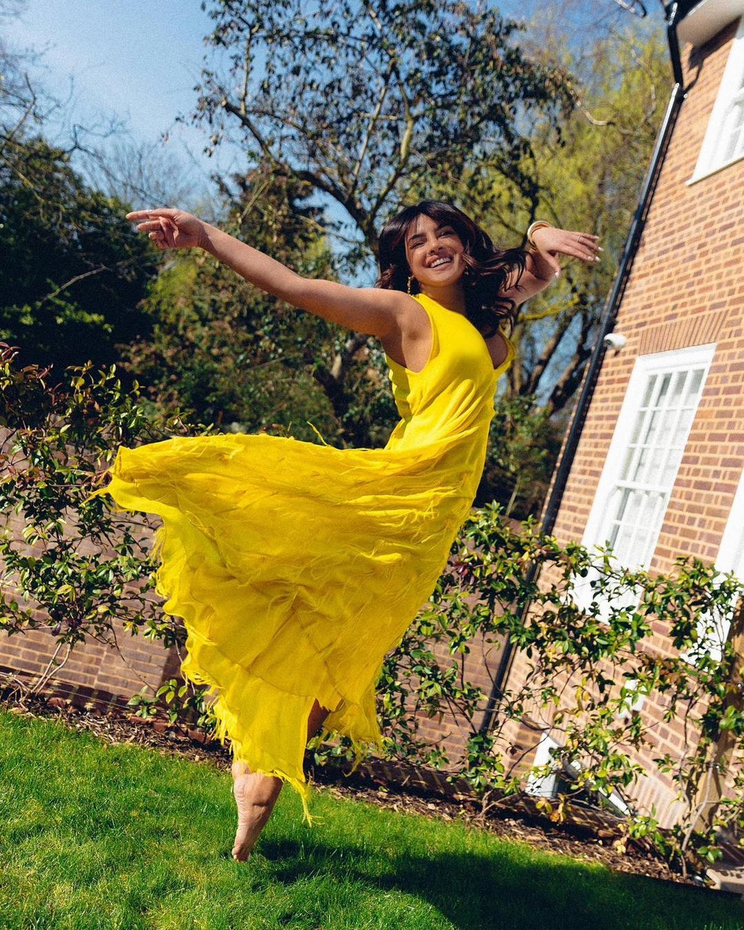 Priyanka Chopra makes the most of a sunny day in the bright yellow dress. (Image: Instagram)