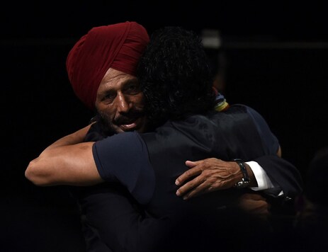 Bollywood actor and singer  Farhan Akhtar (R) hugs Milkha Singh, (Photo AFP)