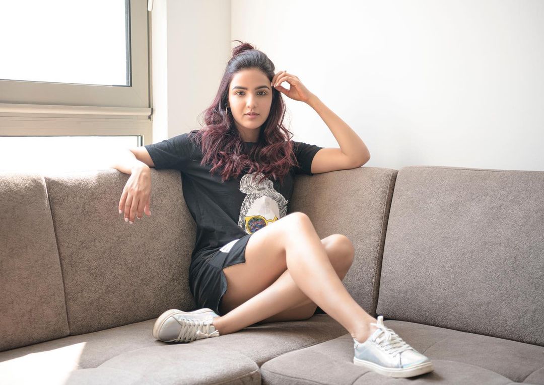  Jasmin Bhasin keeps it chic in the t-shirt dress. (Image: Instagram)
