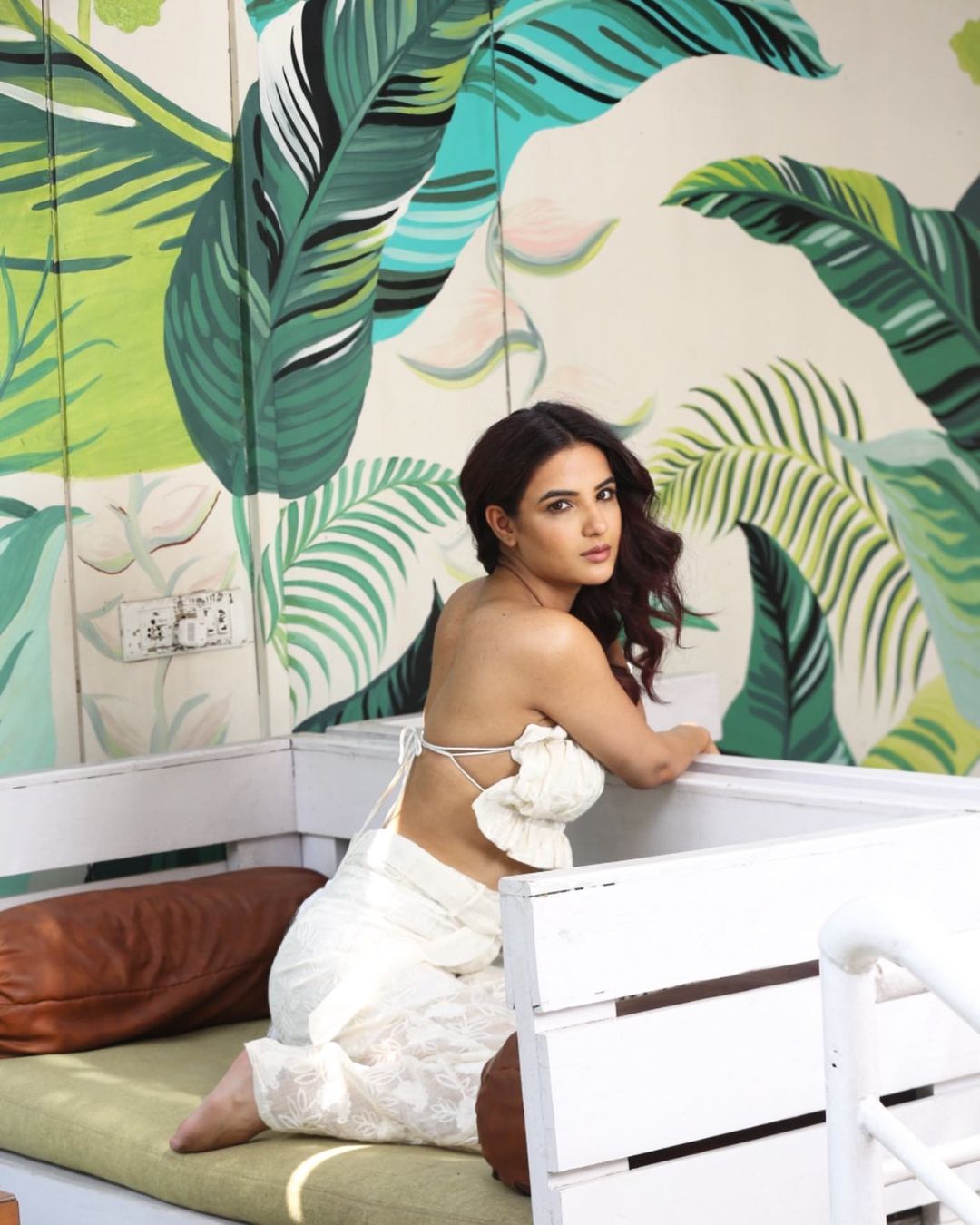  Jasmin Bhasin oozes oomph in the backless top and matching skirt. (Image: Instagram)
