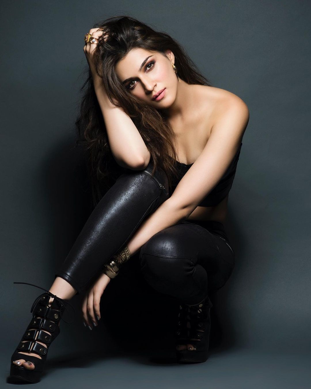 Kriti Sanon Hard Sex - Kriti Sanon Looks Mesmerising In All-Black Outfit, See The Actress Slay It  Hard With Style - News18