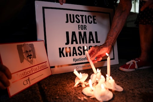The Committee to Protect Journalists and other press freedom activists hold a candlelight vigil in front of the Saudi Embassy to mark the anniversary of the killing of journalist Jamal Khashoggi at the kingdom's consulate in Istanbul, Wednesday evening in Washington, U.S., October 2, 2019. REUTERS/Sarah Silbiger. - RC16BA3B3F60