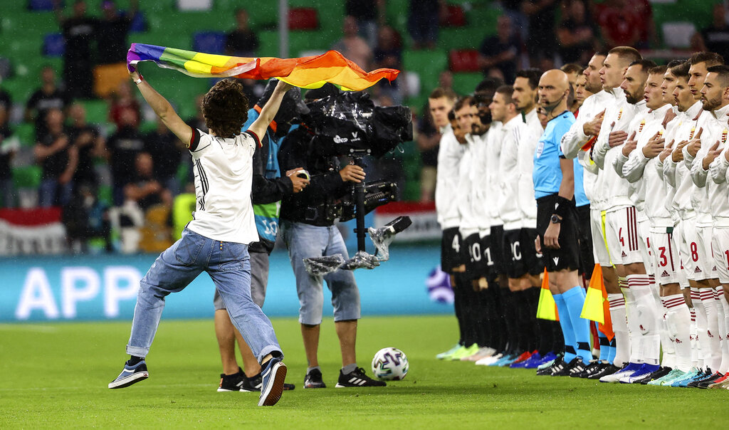 Munich soccer team flies rainbow flags while capturing Bundesliga title - Outsports