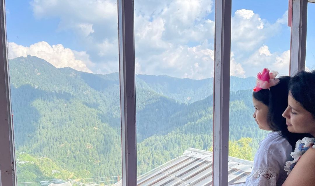  The Shimla house is just perfect for a hill station outing. There is an ample amount of comfortable seating across the house. There are cosy sofas and armchairs around the place.