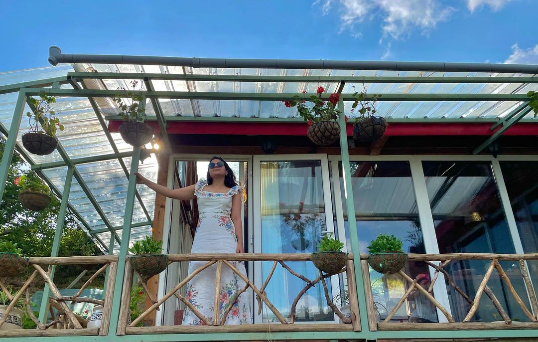 The outer walls are painted in vibrant colours. Mostly the upper half of the house is in red colour while the lower portion is mostly in the wooden theme. From the carousel of snaps, it is evident that the Dhoni family is clearly very fond of flowers.