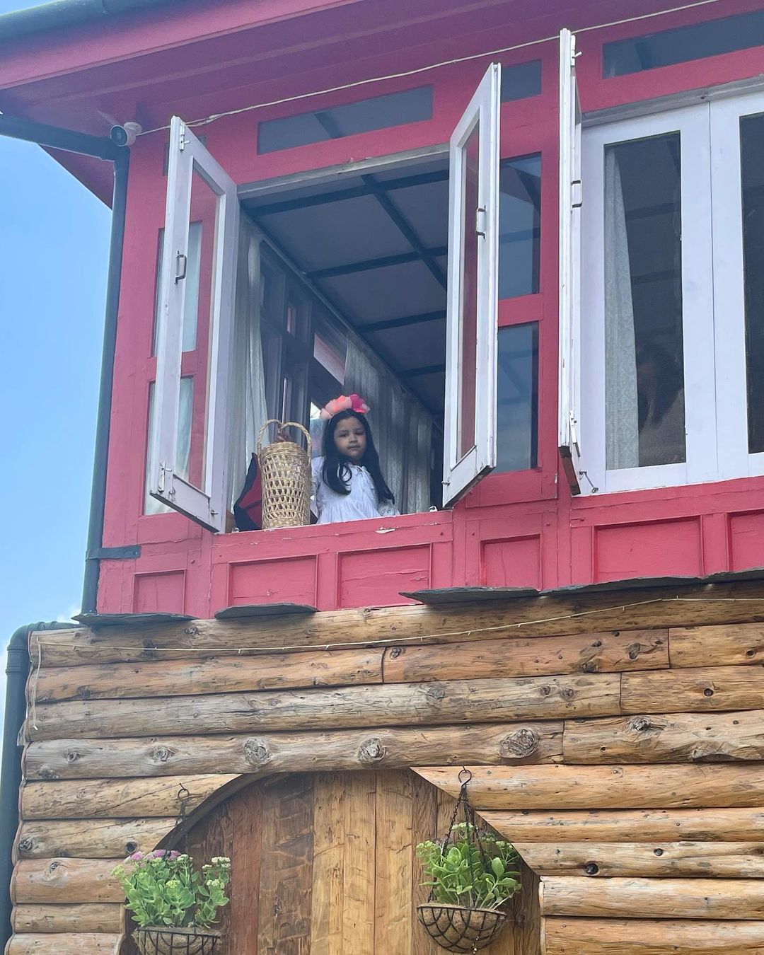 The wooden theme balcony of Mahendra Singh Dhoni’s Shimla villa has beautiful flowers. The open space is clearly a dream for everyone who is an outdoors person.